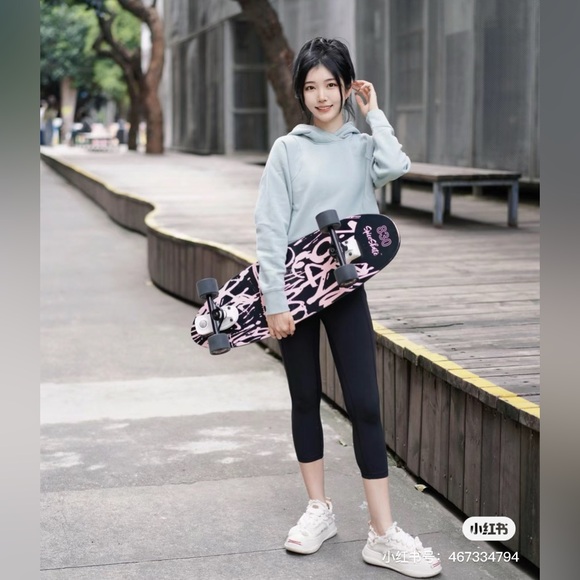 Lululemon Loungeful Cropped Hoodie
Silver Blue - Picture 3 of 10